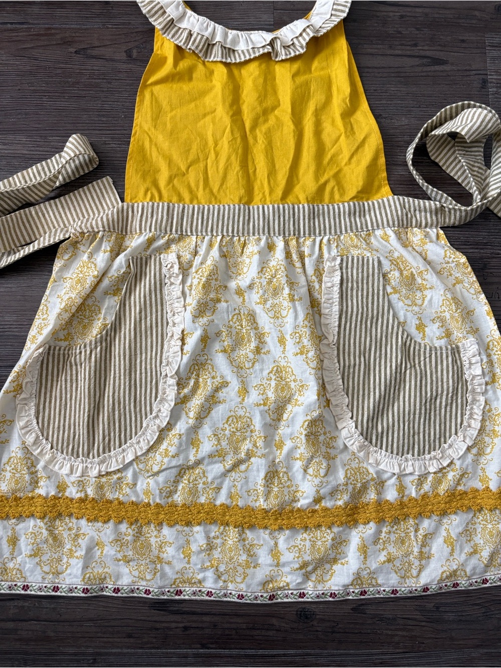 SUR LA TABLE YELLOW RUFFLE POCKET APRON - Picture 2 of 6